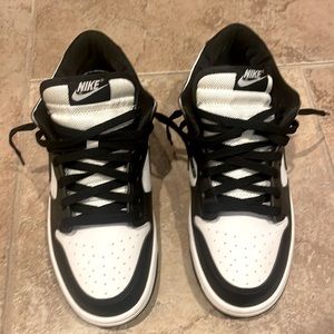 Nike Dunk Low. Men’s size 9. No crease!
